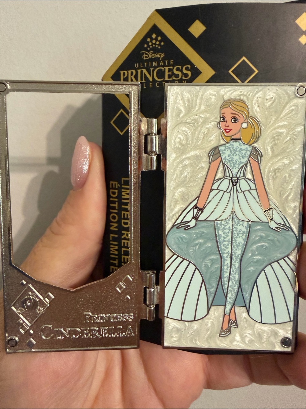 BNIB Disney Princess Collector Enamel Pin - Cinderella - Picture 2 of 5